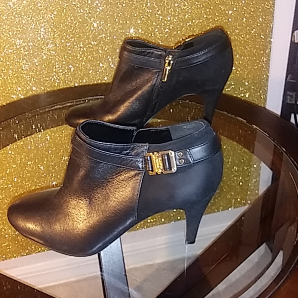 Vince Camuto ankle boots..👢